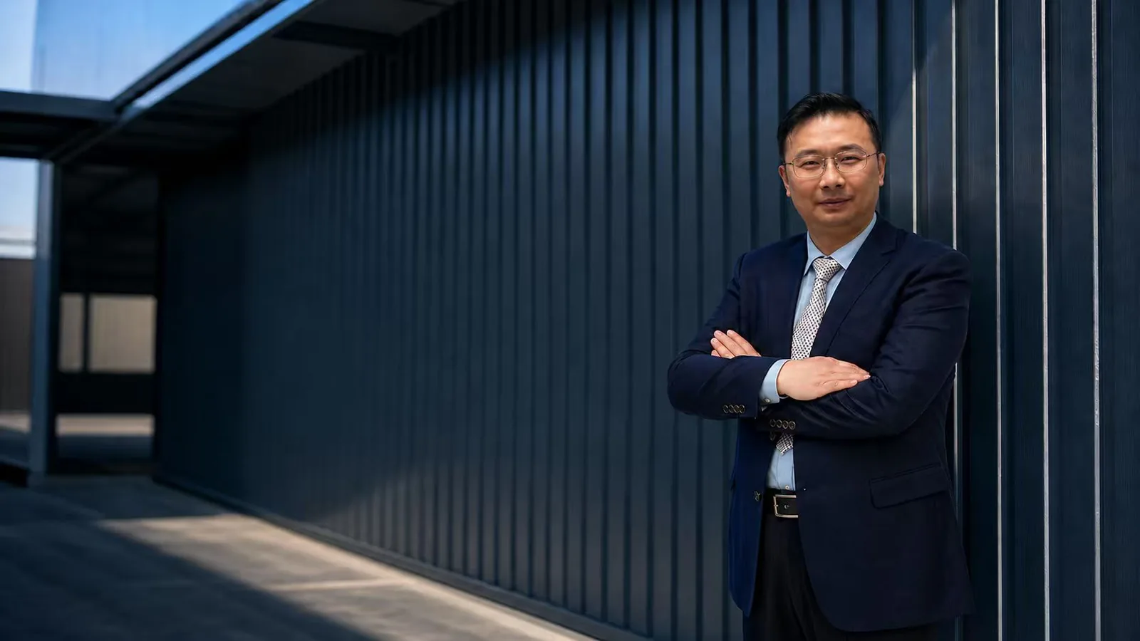 镇江裕逹创始人周鑫站在模块化箱房前